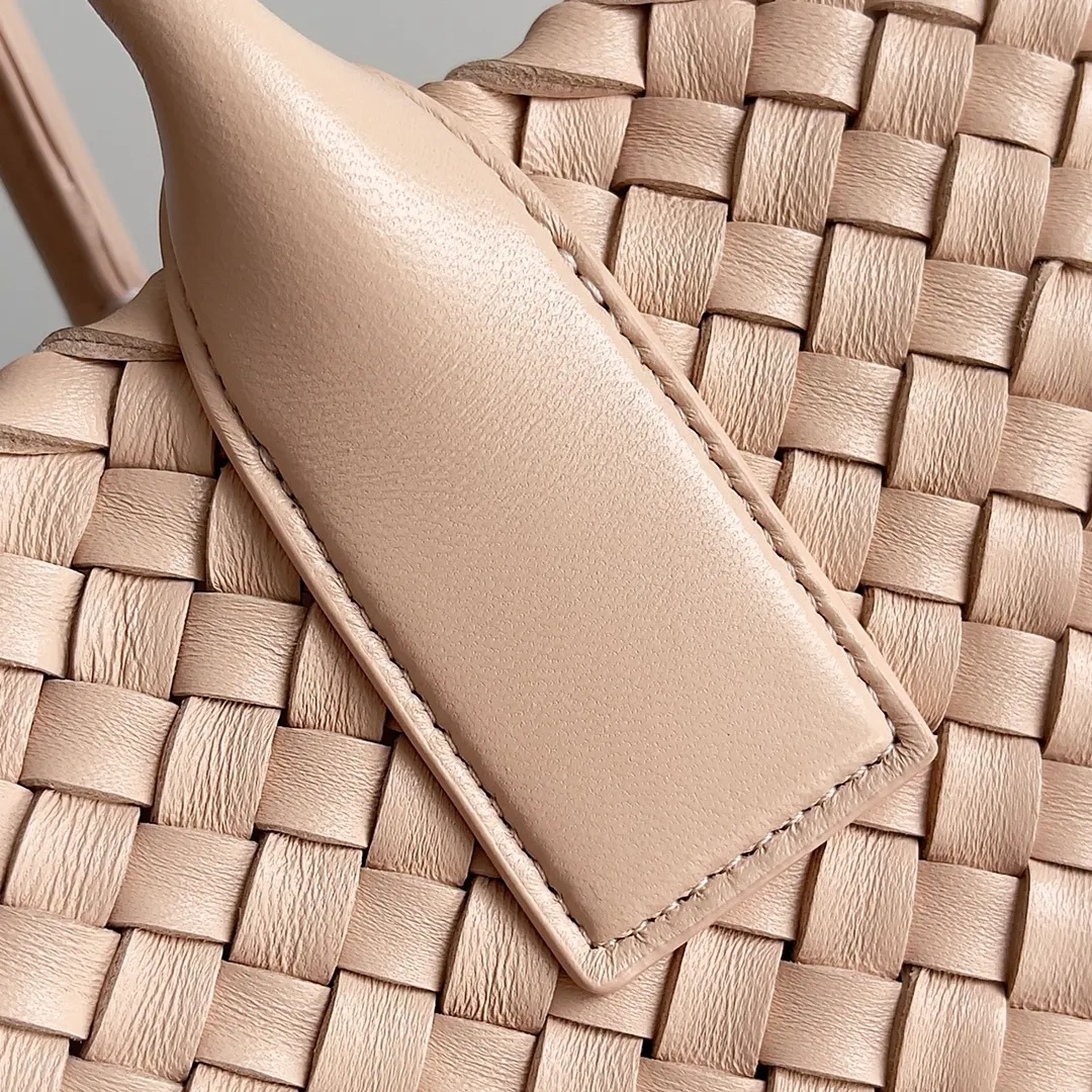 Batch 2860 Classic returns... (large size 51cm) • Cabat, born in 2001, is one of the most iconic styles of the Bottega Veneta workshop. The whole bag is made of top-grade imported lambskin. There is no exposed logo on the whole bag, but with the classic wide woven elements, you can tell who it belongs to at a glance! Can be carried on one shoulder, very practical! Style number: 608811 Size: 51*18*28